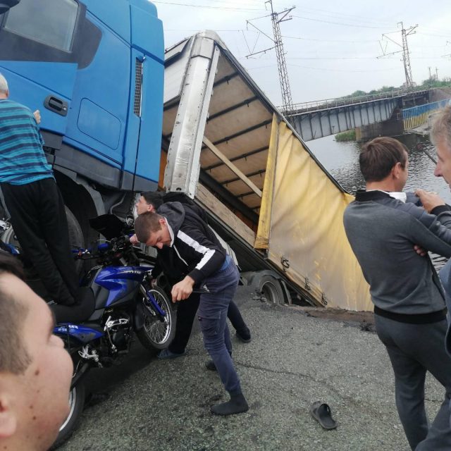 На Днепропетровщине в воду рухнул мост с фурой: фото, видео