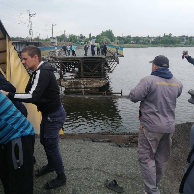 На Днепропетровщине в воду рухнул мост с фурой: фото, видео