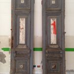 В Днепре демонтировали старинные двери в аварийных зданиях