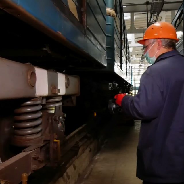 В Днепре вагоны метро продолжают работать на карантине