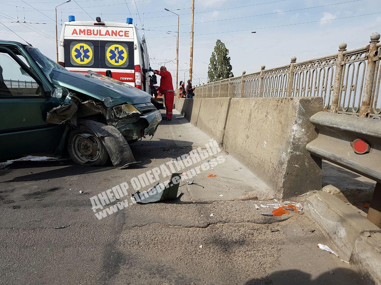 На Амурском мосту человек вылетел из машины: фото, видео