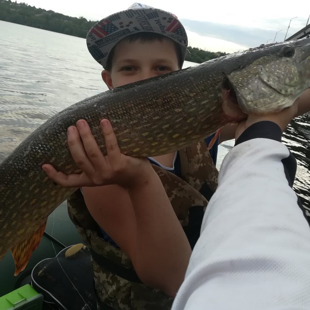Юный днепровский мальчишка словил 5 килограммовую рыбу