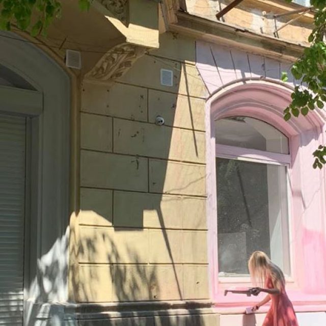 В Днепре исторический фасад закрашивают в розовый цвет