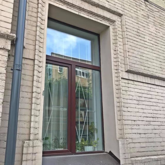 В Днепре на памятнике архитектуры заменили окна