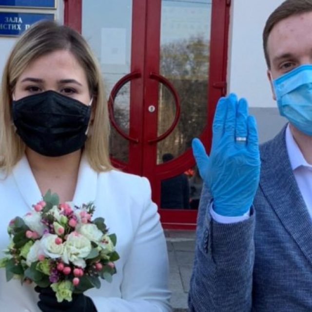 «Горько!» на социальной дистанции: в Украине разрешили свадьбы