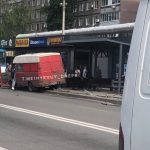 Происшествия в Днепре | Микроавтобус влетел в остановку