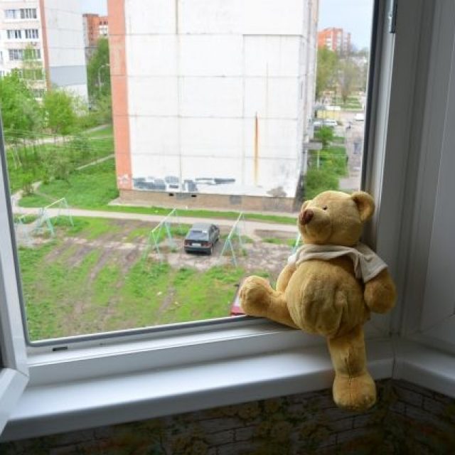 В Днепропетровской области из окна выпал годовалый ребенок