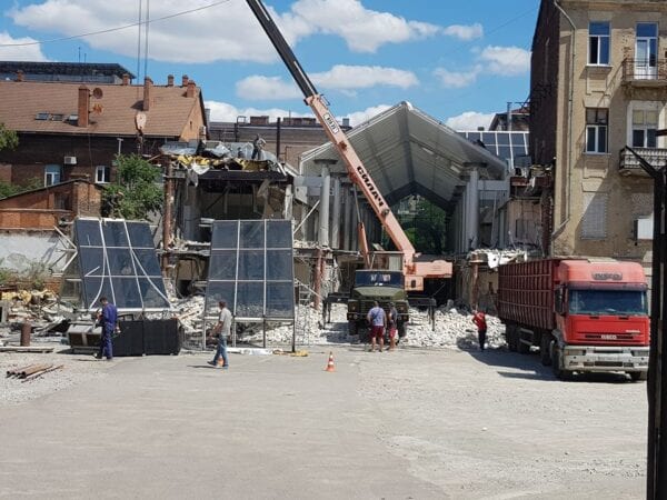 В Днепре демонтируют первый крупнейший ТРЦ города: фото
