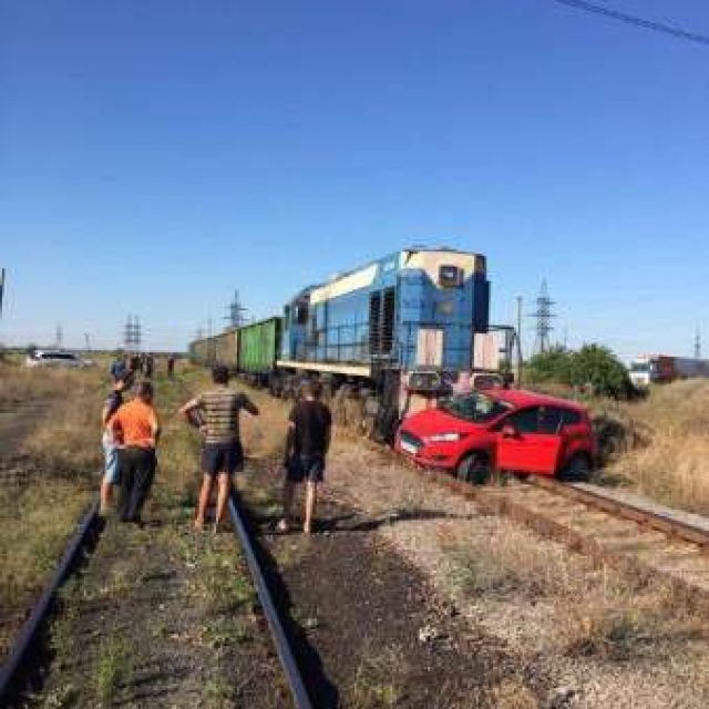 Под Днепром поезд протаранил Ford и протащил еще 50 метров