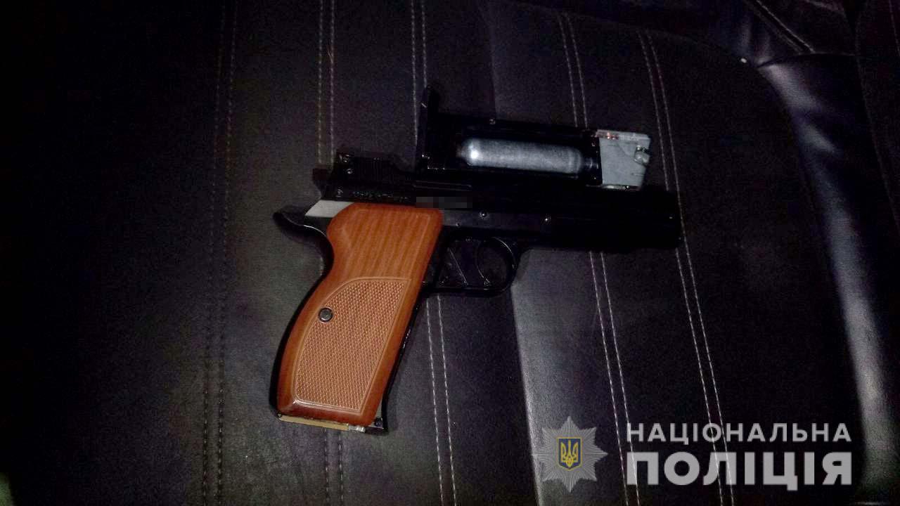 В Днепропетровской области мужчина стрелял в детей с окна