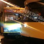 В Днепре на улице Курчатова автобус столкнулся с трамваем