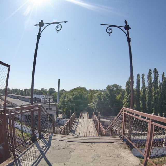 Чем знаменит в Днепре Морозовский пешеходный мост: фото