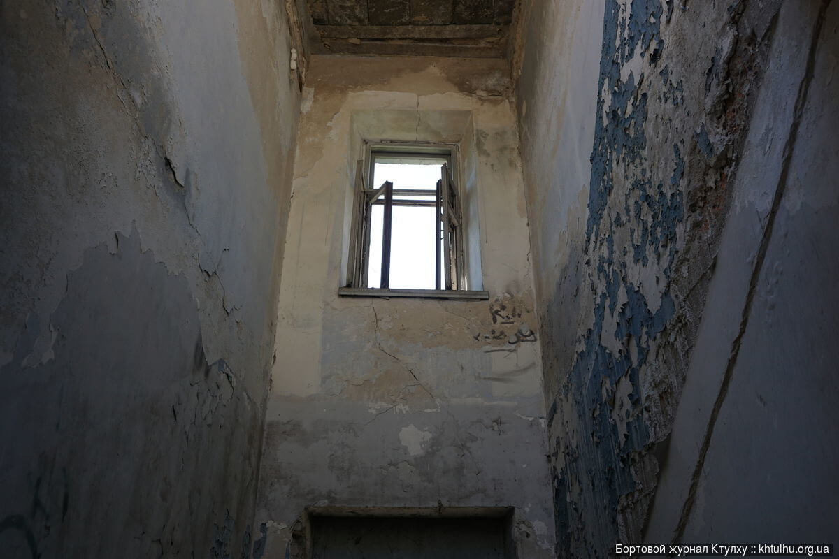 В Днепре разрушается столетний особняк из белого кирпича: фото