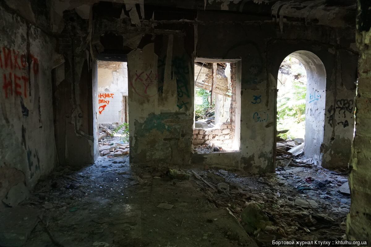 В Днепре разрушается столетний особняк из белого кирпича: фото