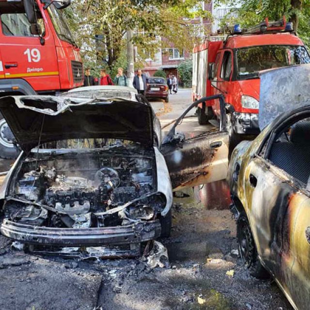 Ликвидировали возгорание двух автомобилей | Новости Днепра