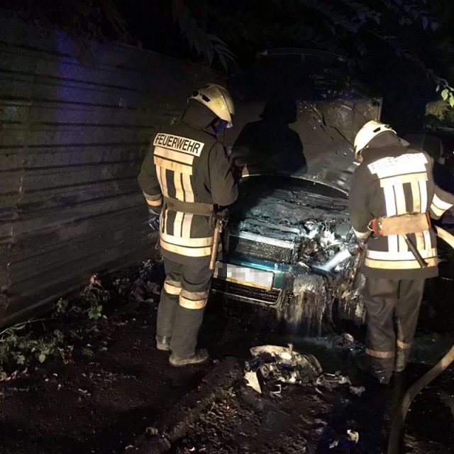 Пять спасателей тушили Audi A6 ночью в Днепре: фото 