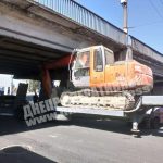 ДТП в Днепре | Под Новый мостом застрял экскаватор