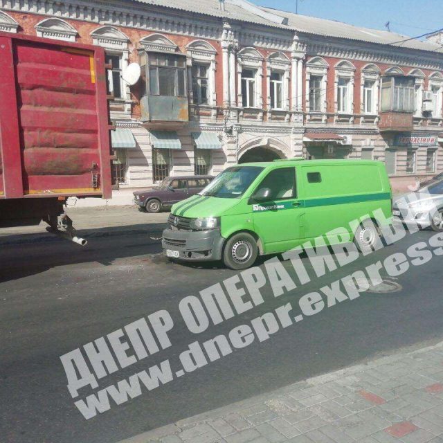В Днепре на Щепкина инкассаторский автомобиль врезался в фуру