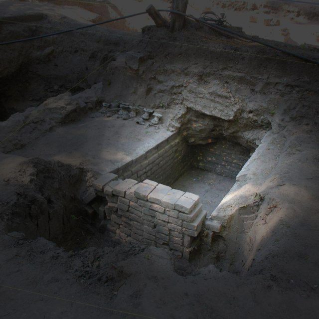 Возле могилы Поля нашли крест из черного камня| Новости Днепра