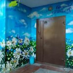 В Днепре жители Березинки разрисовали подъезд цветами