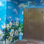 В Днепре жители Березинки разрисовали подъезд цветами