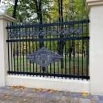 Забор в парке Шевченко несколько раз пинали ногами|Новости Днепра