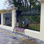 Забор в парке Шевченко несколько раз пинали ногами|Новости Днепра