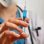 Учителей и госслужащих будут отстранять от работы за отказ вакцинироваться от коронавируса