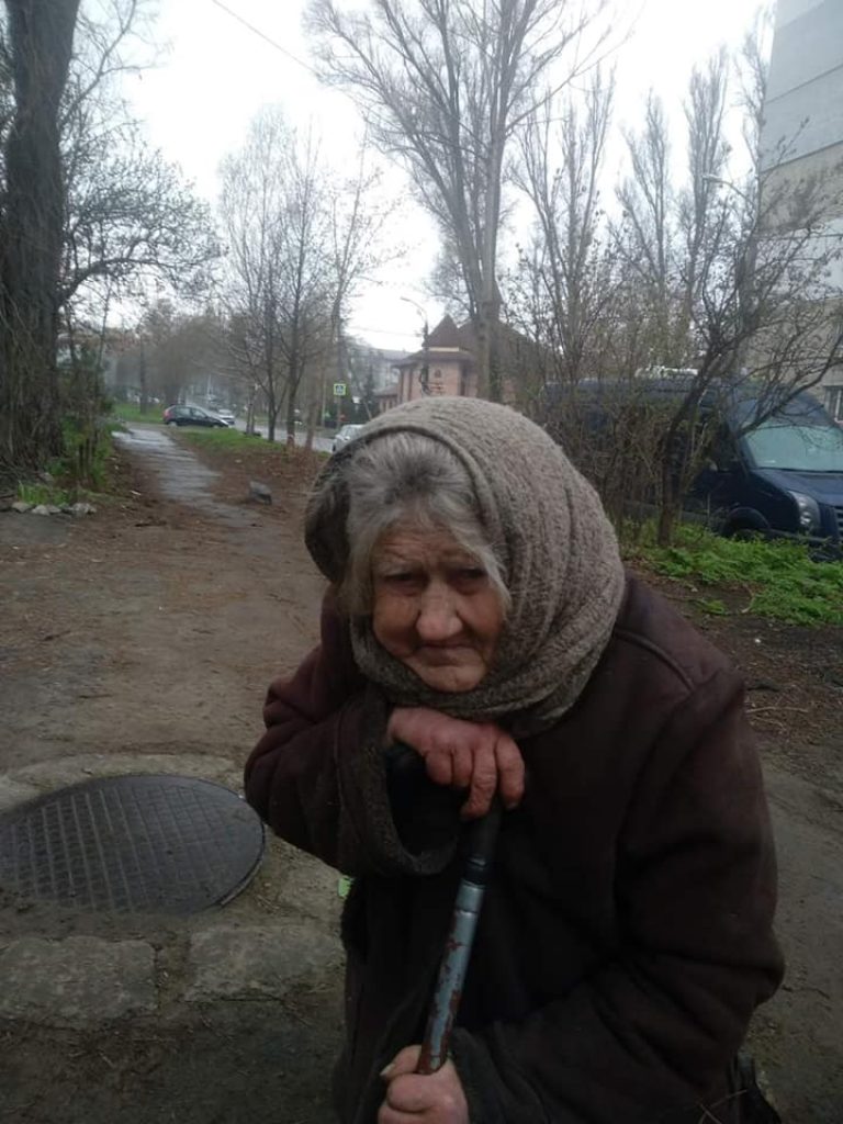 Где находится бабушкина. Бабушка живет. Бабушка зовет. Старушка 85 лет. Бабушка Наташа.
