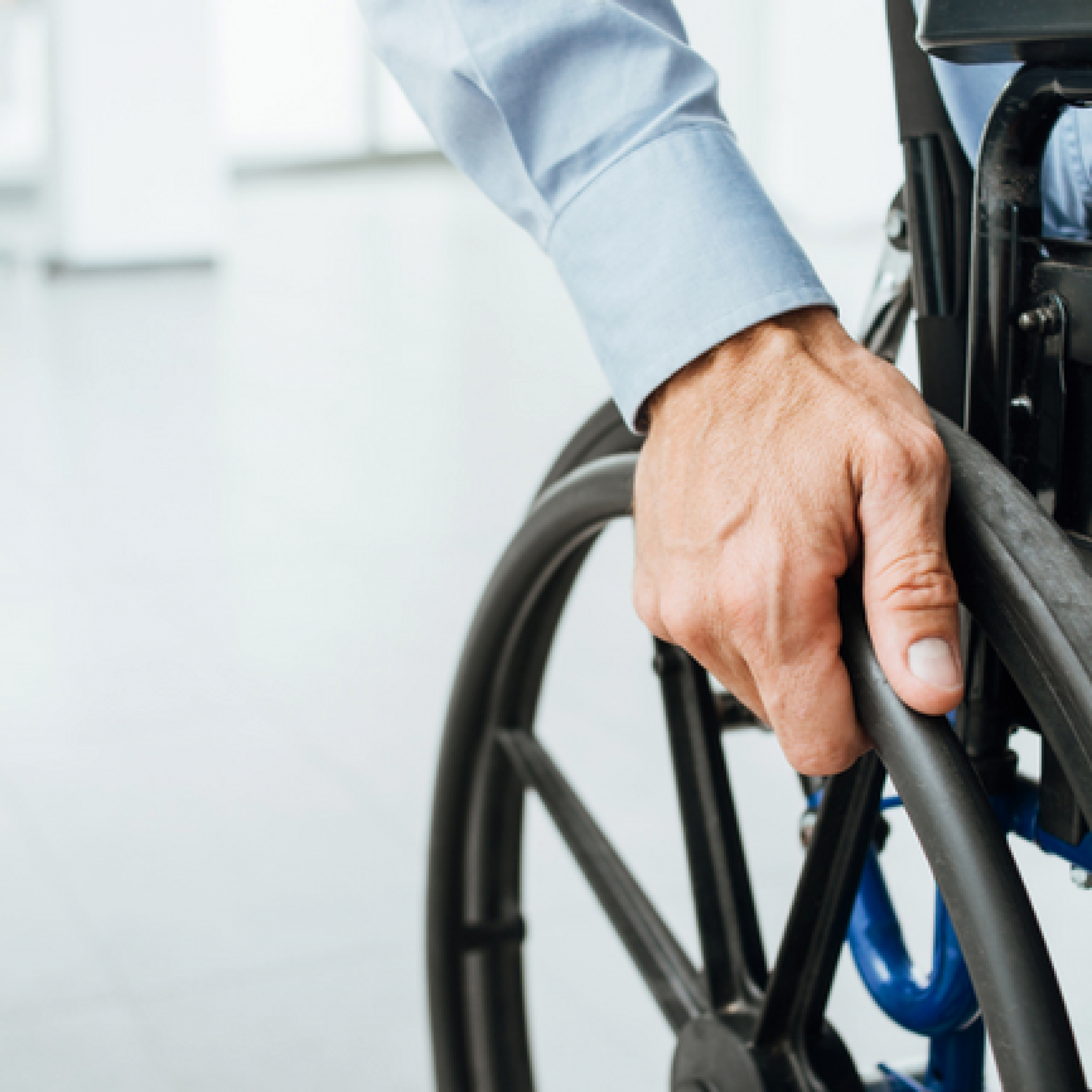 человек в инвалидной коляске. люди с ограниченными возможностями. оборудование рабочих мест для инвалидов. самозанятым инвалидам. инвалидность.