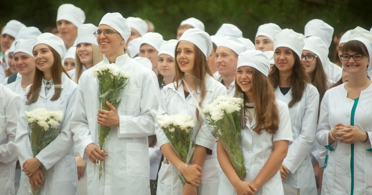 Окончание медицинского университета. Студенты медики. Студентки медики. Девушки в мед вузе. Медицинские вузы Украины.