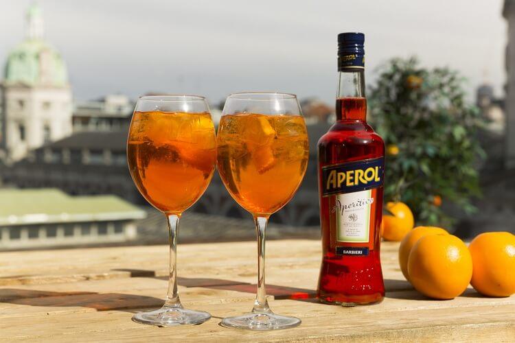 Апероль рецепт. Апероль шприц. Биттер Aperol. Напиток Апероль шприц. Апероль шприц коктейль.