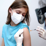 Днепровские медики рассказали, можно ли вакцинировать подростков от коронавируса: видео