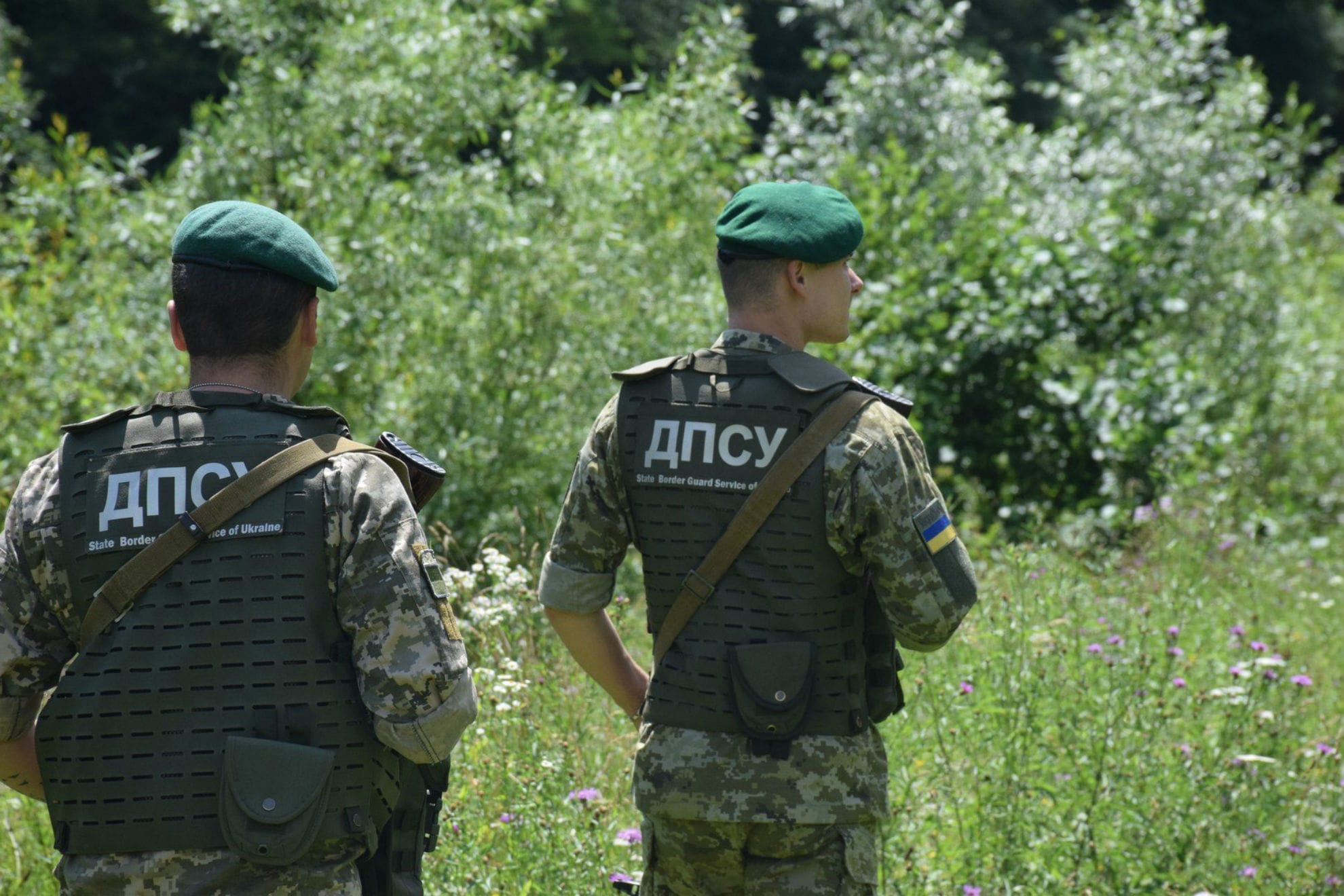 На границе лета. Украинские пограничники. Форма украинских пограничников. Пограничная служба Украины. ДПСУ.