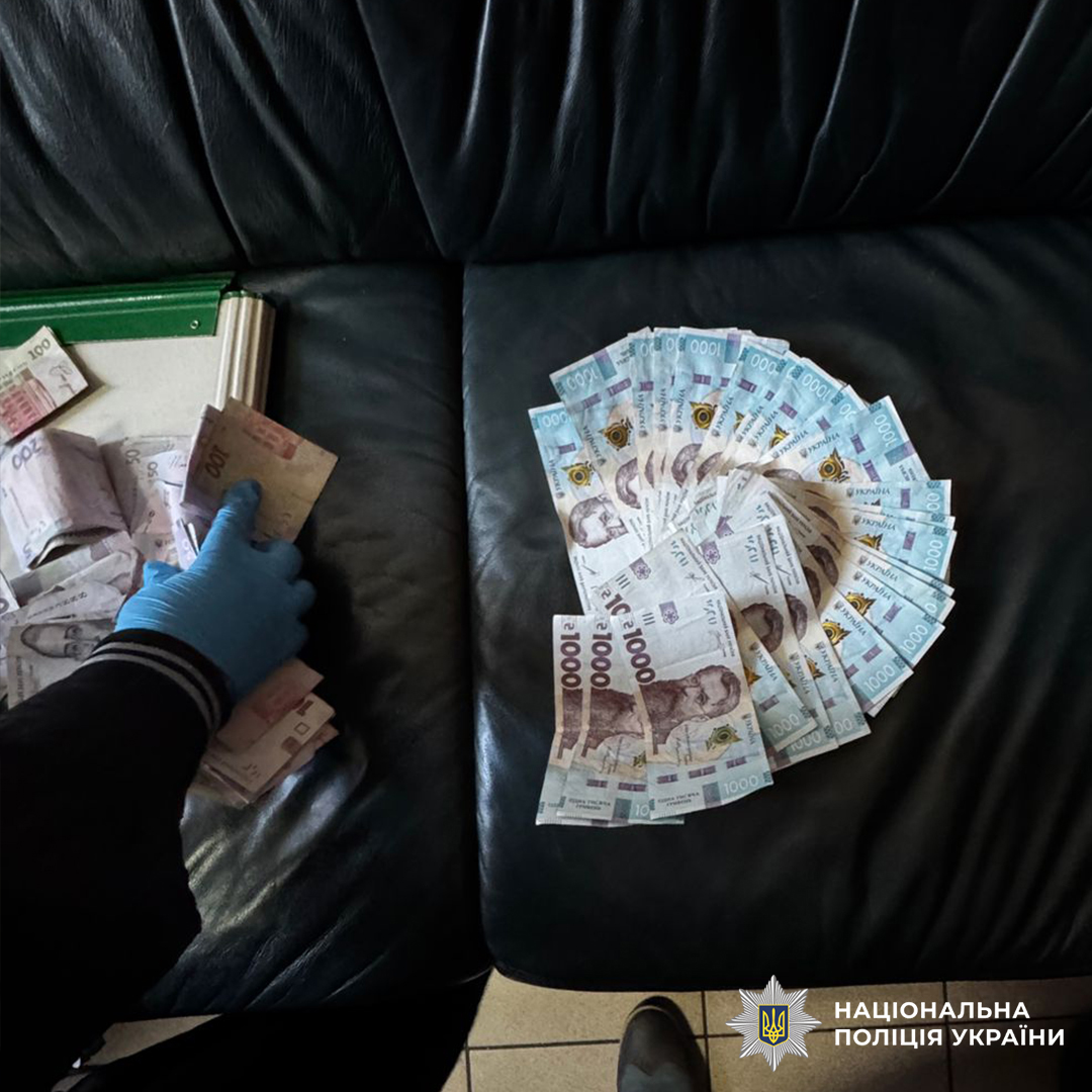 Львівські митники попалися на хабарях за “безперешкодний” ввіз авто