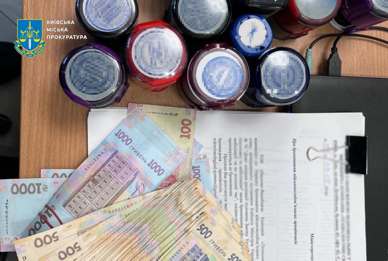 Посадовець Конституційного суду за гроші обіцяв “оновлення даних” в ТЦК з подальшим оформленням “броні” на оборонному підприємстві