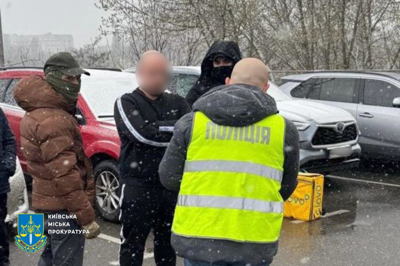 Посадовець Конституційного суду за гроші обіцяв “оновлення даних” в ТЦК з подальшим оформленням “броні” на оборонному підприємстві