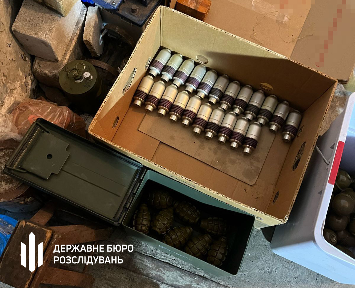 У Києві виявили великий сховок зі зброєю, що належить місцевому правоохоронцю