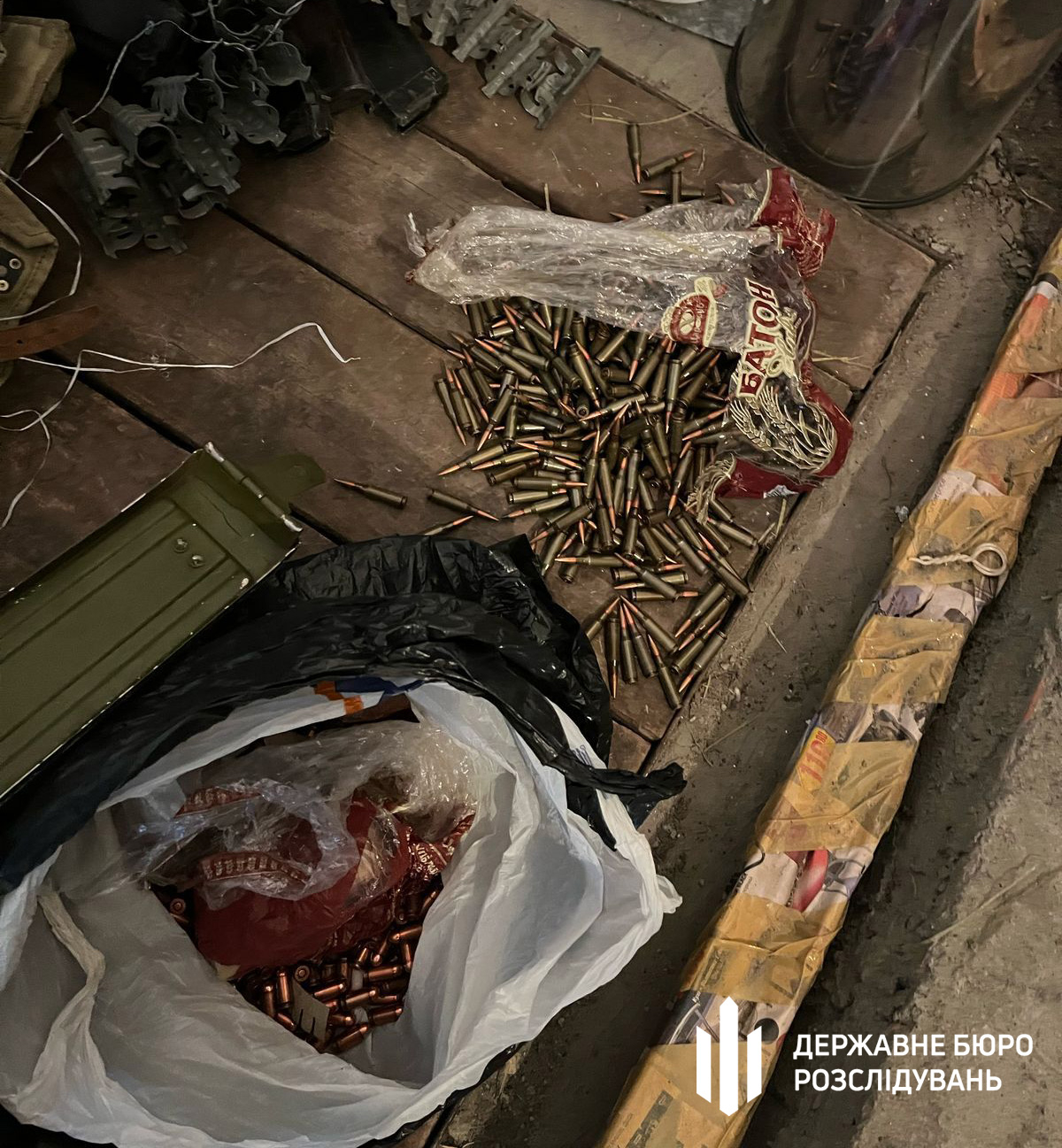 У Києві виявили великий сховок зі зброєю, що належить місцевому правоохоронцю