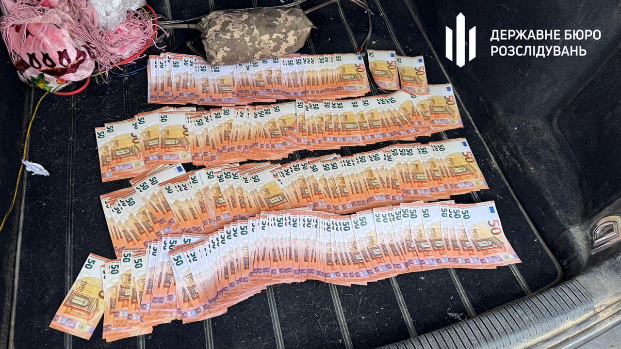 На Буковині правоохоронець за €20 000 перевозив «ухилянтів» у багажнику авто