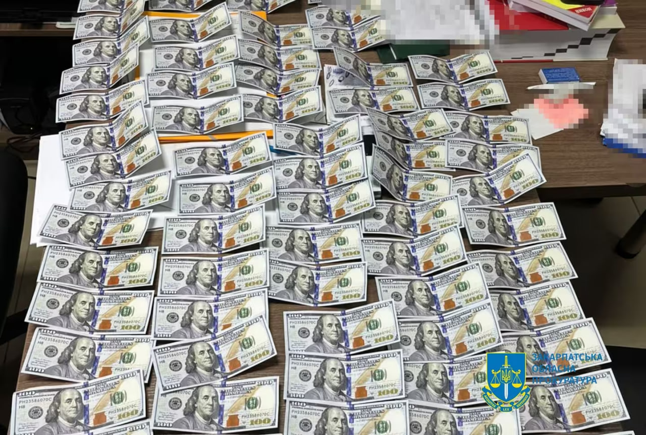 На Закарпатті затримали керівника відділу кадрів обласної лікарні, який за $17 тис. обіцяв “інвалідність” доньці військового