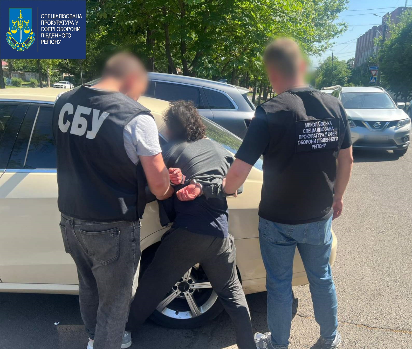 Іноземець та співробітник ТЦК вимагали гроші у чоловіка та погрожували вбивством