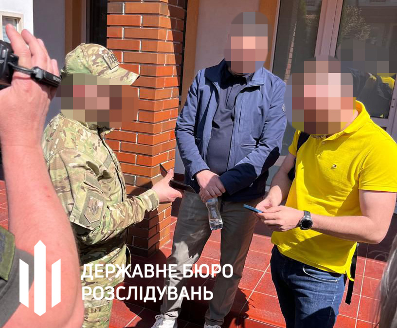 ДБР та СБУ викрили посадовців, які привласнили понад 64 млн грн на закупівлі авто для військових