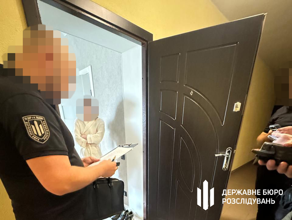 ДБР та СБУ викрили посадовців, які привласнили понад 64 млн грн на закупівлі авто для військових