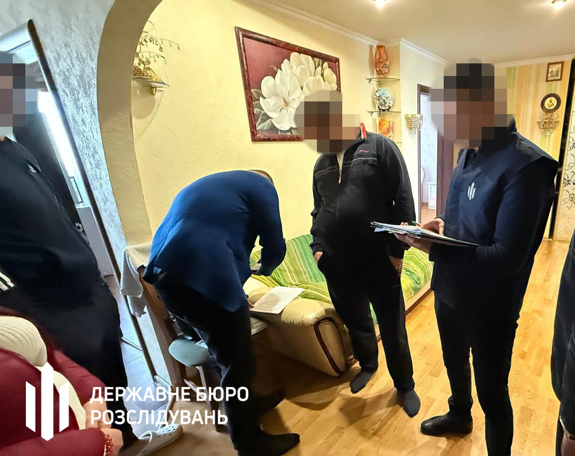 ДБР та СБУ викрили посадовців, які привласнили понад 64 млн грн на закупівлі авто для військових