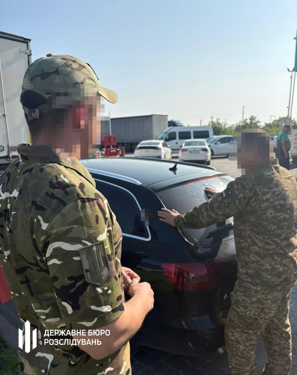 На Львівщині підполковник військового формування взяв з чоловіка 15 тисяч євро за виїзд за кордон
