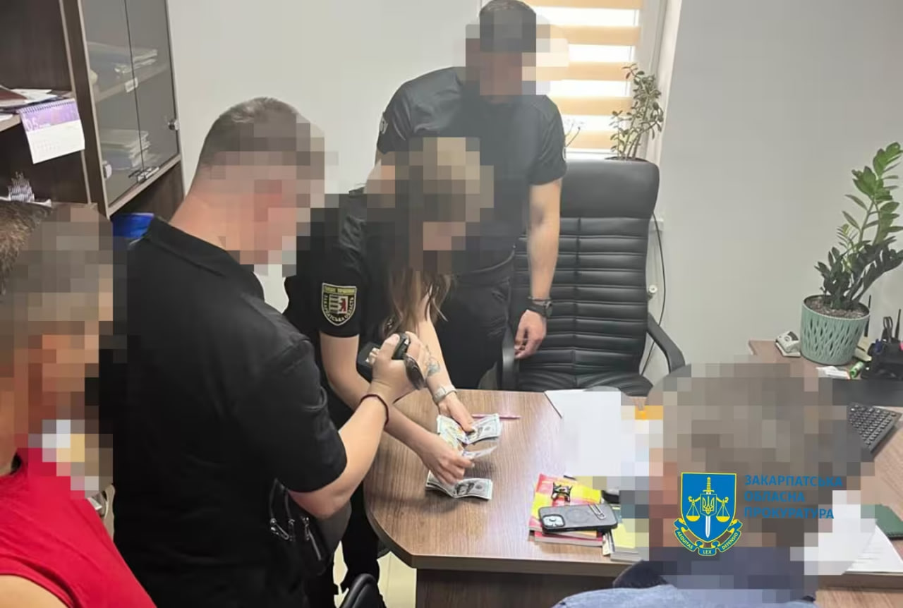 На Закарпатті затримали керівника відділу кадрів обласної лікарні, який за $17 тис. обіцяв “інвалідність” доньці військового