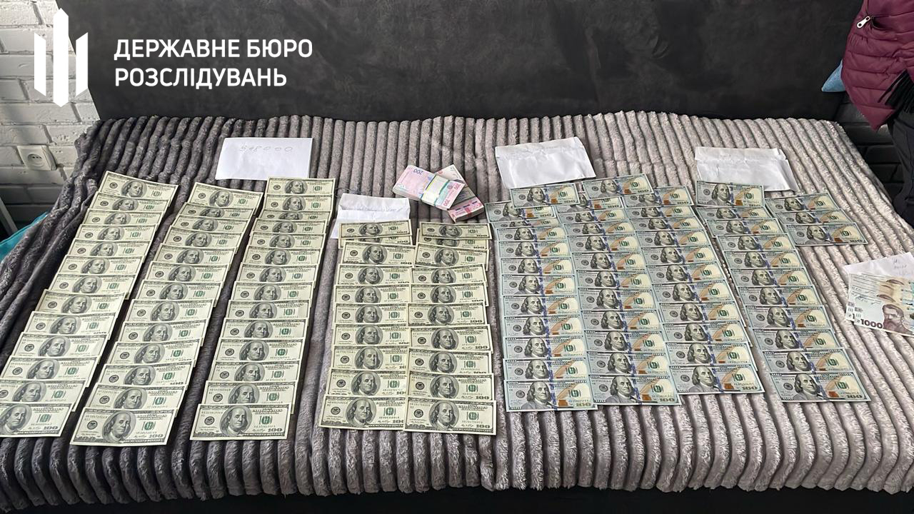 У Києві військовий посадовець та підприємці заробляли на фіктивних документах для ухилянтів