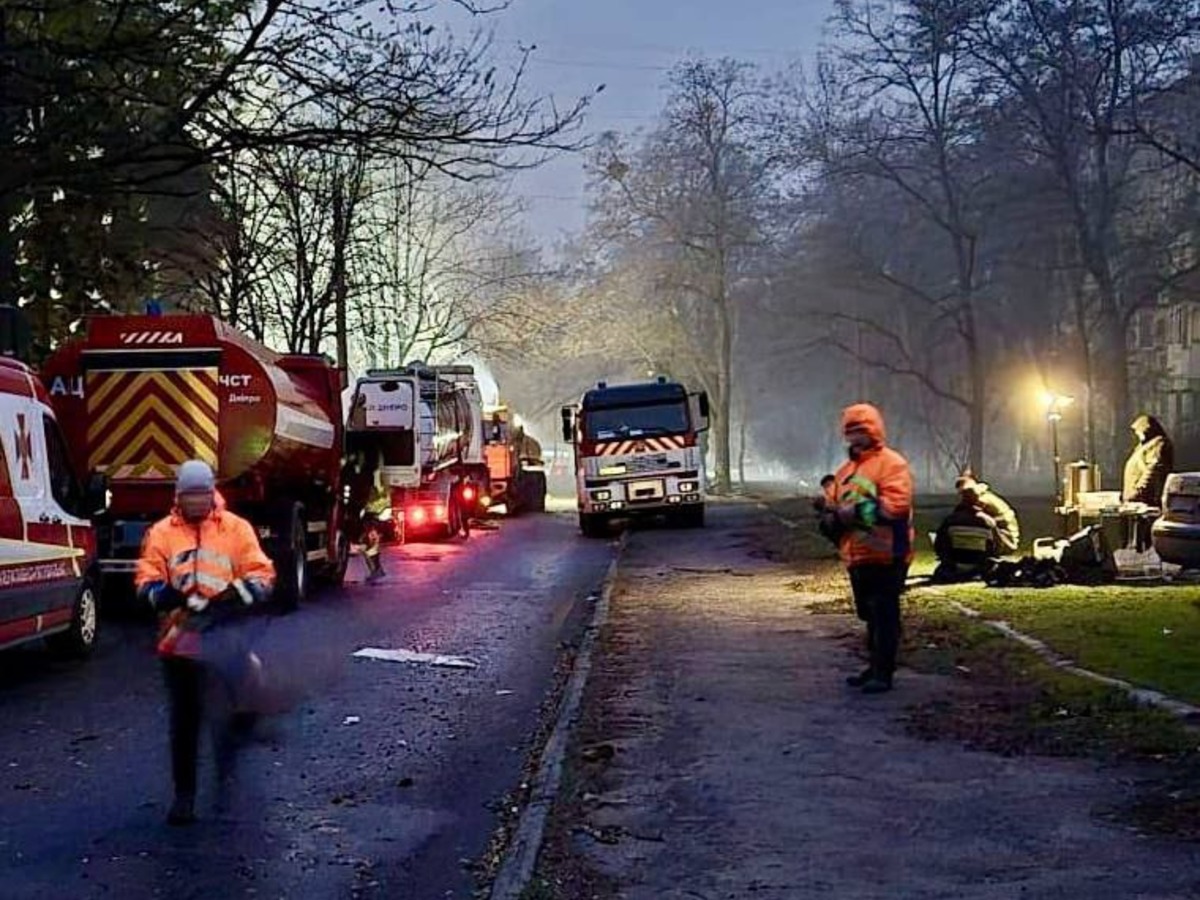 У Дніпрі увесь день тривала ліквідація наслідків нічних ударів БпЛА