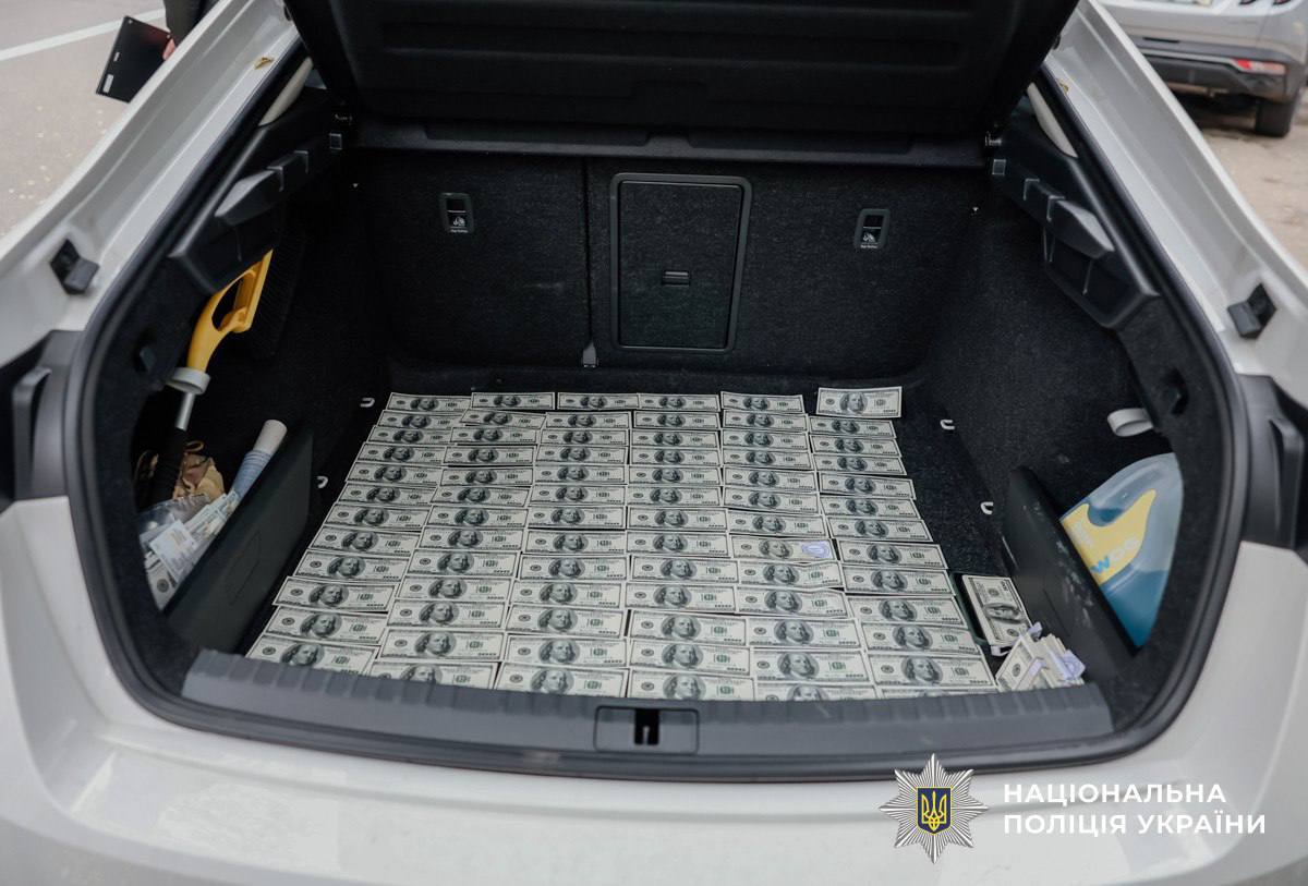 Нацполіція затримала шахраїв, які обіцяли посади в Офісі Президента за $100 тисяч